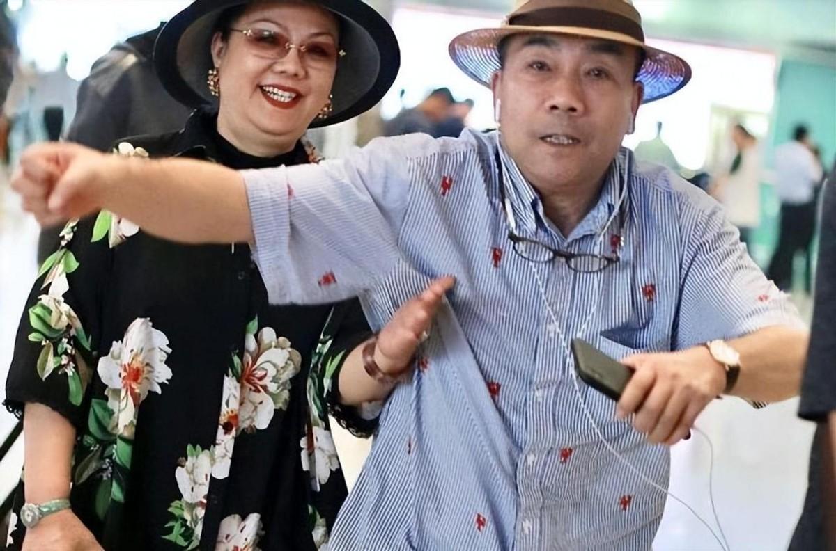 杨议妻子孟真回应婚姻现状,家家有本难念的经,但日子总得往好了过 杨议妻子孟真回应婚姻现状,家家有本难念的经,但日子总得往好了过